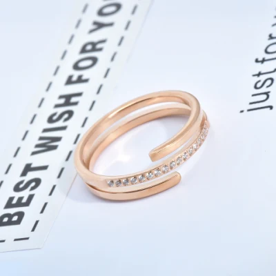 Простое женское кольцо на сустав из нержавеющей стали с покрытием из 18-каратного розового золота и двухслойным цирконием.